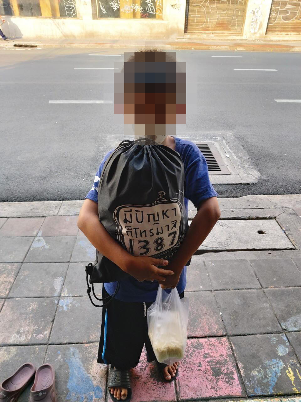 Bangkok Post Hub Article boy with survival bag